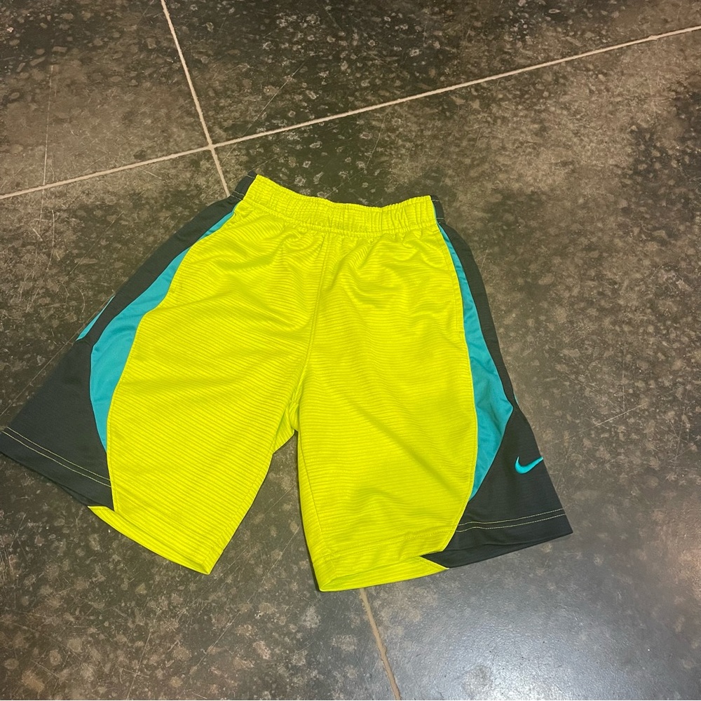 Nike basketball shorts~ size small